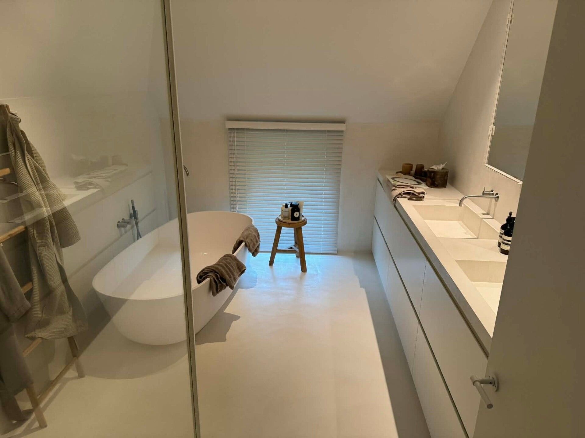 Lichte badkamer met vrijstaand bad, net schoongemaakt