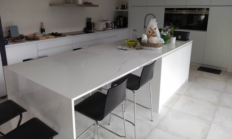 Propere keuken met wit kookeiland